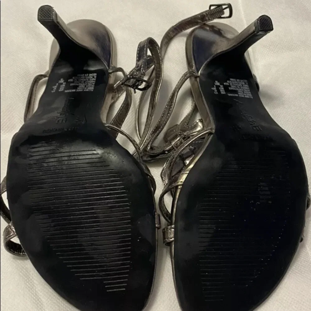 American Eagle Women Dress Shoes With 2in Heels. Size 9 1/2 With Flowers Design